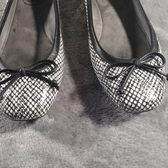 Stuart Weitzman Shoes Womens 8 M Geometric Ballet Flats Bow Black White - Picture 2 of 8